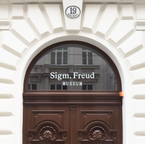 Freud_Museum_doors.jpg